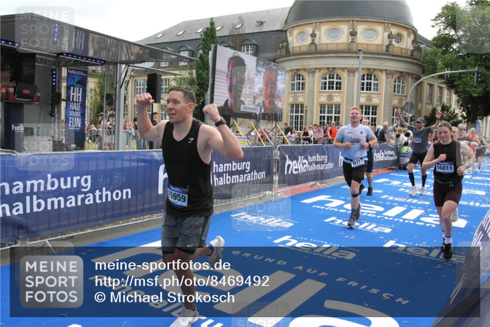29.06.2025 - hella hamburg halbmarathon Michael Strokosch http://msf.ph/oto/8469492 29.06.2025 10:35:33 Ziel 1344, 1889, 4050, 5269, 10771, 15959, 16695, 16811, 17612, 17826, 19022 meine-sportfotos.de