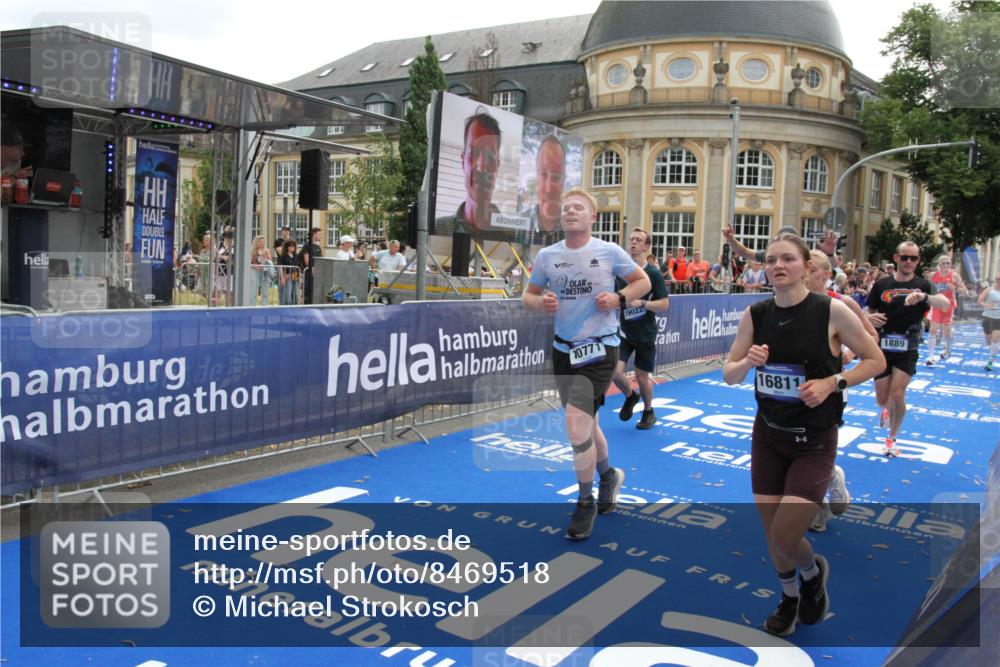 29.06.2025 - hella hamburg halbmarathon Michael Strokosch http://msf.ph/oto/8469518 29.06.2025 10:35:33 Ziel 1344, 1889, 4050, 5269, 10771, 15959, 16695, 16811, 17612, 17826, 19022 meine-sportfotos.de
