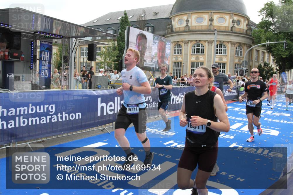 29.06.2025 - hella hamburg halbmarathon Michael Strokosch http://msf.ph/oto/8469534 29.06.2025 10:35:34 Ziel 1344, 1889, 4050, 5269, 10384, 10771, 15959, 16695, 16811, 17612, 17826, 19022 meine-sportfotos.de