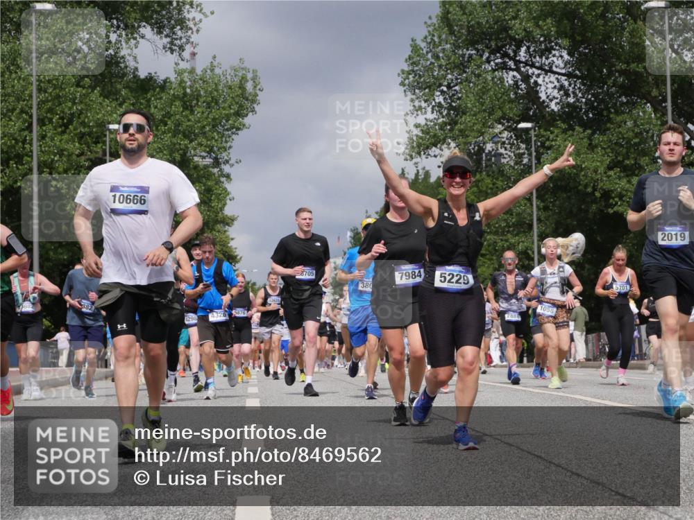 29.06.2025 - hella hamburg halbmarathon Luisa Fischer http://msf.ph/oto/8469562 29.06.2025 10:43:22 Kennedybrücke 982, 882, 10666, 1, 12631, 4320, 5876, 4298, 8705, 380, 7984, 5229, 2888, 1058, 5701, 2019, 1058, 2019, 2888, 3237, 3515, 3808, 3883, 3884, 5229, 5263, 5701, 5876, 5877, 6866, 6876, 7455, 7456, 7675, 7850, 7984, 8107, 8391, 9747 meine-sportfotos.de