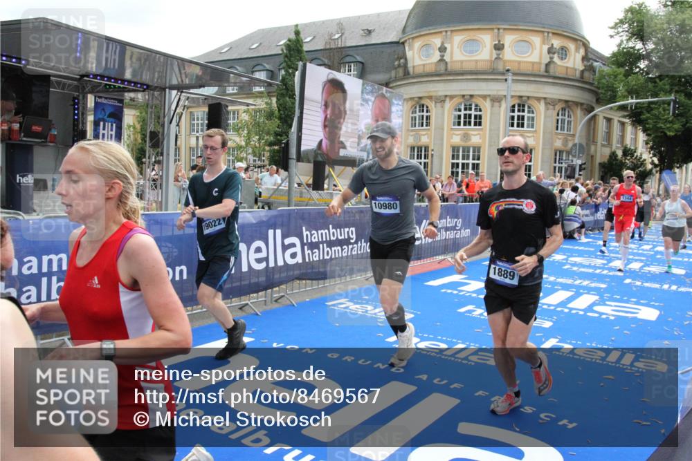 29.06.2025 - hella hamburg halbmarathon Michael Strokosch http://msf.ph/oto/8469567 29.06.2025 10:35:34 Ziel 1344, 1889, 4050, 5269, 10384, 10771, 15959, 16695, 16811, 17612, 17826, 19022 meine-sportfotos.de
