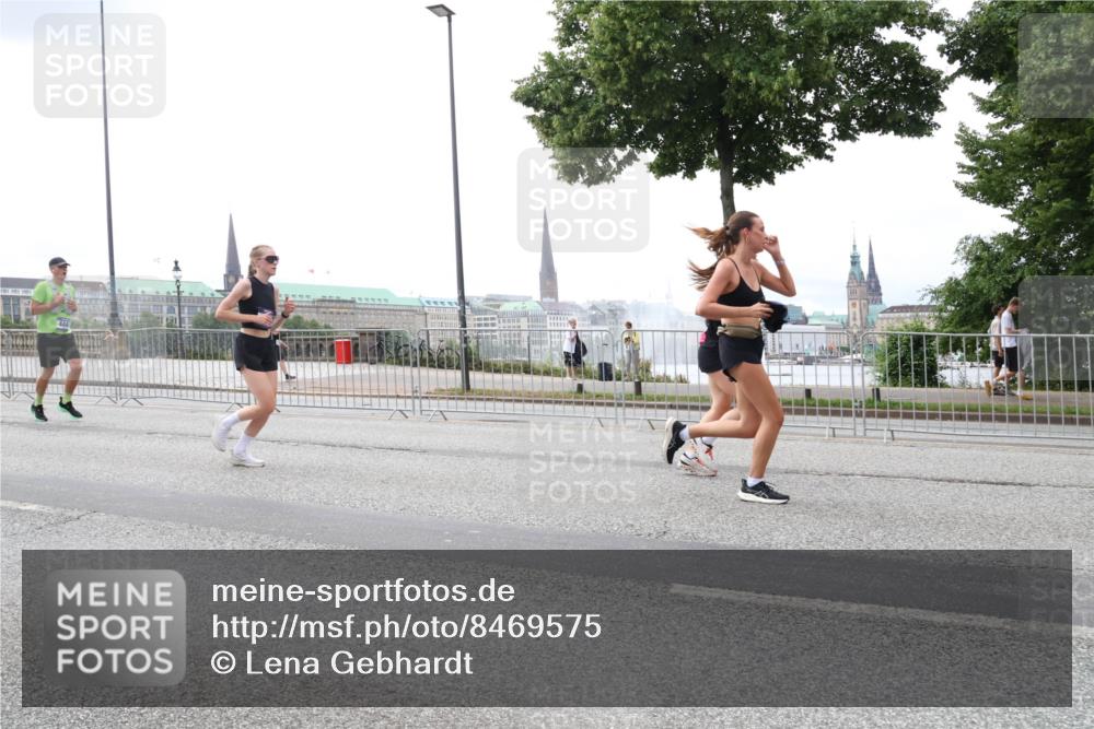 29.06.2025 - hella hamburg halbmarathon Lena Gebhardt http://msf.ph/oto/8469575 29.06.2025 10:32:52 Lombardsbrücke 1078, 1199, 1237, 1324, 1640, 1732, 2059, 2276, 2959, 3391, 3422, 3653, 3660, 3670, 3708, 3753, 3871, 4030, 4096, 4446, 4555, 4650, 4857, 5110, 5581, 5783, 5871, 5917, 5941, 6040, 6228, 6312, 6315, 6861, 7308, 7309, 7387, 7468, 7531, 7633, 7702, 7749, 7750, 7982, 8170, 8303, 8625, 8839, 8840, 8993, 9010, 9034, 9143, 9188, 9471, 9542, 9768, 10002, 10013, 10048, 10277, 11260, 11756, 12039, 12423, 12424, 14305, 14743, 15951 meine-sportfotos.de