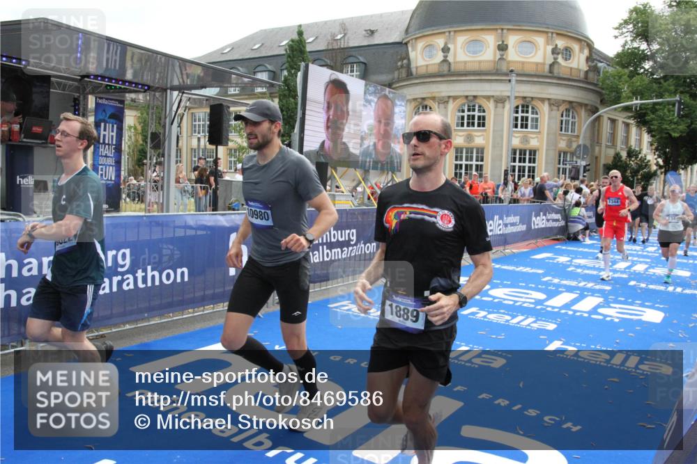 29.06.2025 - hella hamburg halbmarathon Michael Strokosch http://msf.ph/oto/8469586 29.06.2025 10:35:35 Ziel 1344, 1889, 4050, 5269, 10384, 10771, 15959, 16123, 16695, 16811, 17612, 17826, 19022 meine-sportfotos.de
