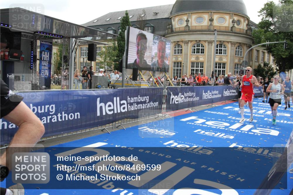 29.06.2025 - hella hamburg halbmarathon Michael Strokosch http://msf.ph/oto/8469599 29.06.2025 10:35:35 Ziel 1344, 1889, 4050, 5269, 10384, 10771, 15959, 16123, 16695, 16811, 17612, 17826, 19022 meine-sportfotos.de
