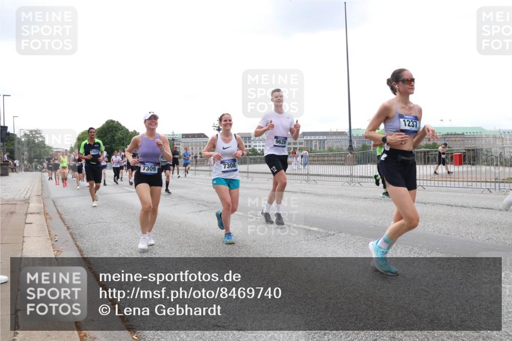 29.06.2025 - hella hamburg halbmarathon Lena Gebhardt http://msf.ph/oto/8469740 29.06.2025 10:32:53 Lombardsbrücke 17041, 7309, 95, 9628, 7308, 112, 1237, 1078, 1199, 1237, 1324, 1640, 1732, 2059, 2276, 2959, 3391, 3422, 3653, 3660, 3670, 3708, 3753, 3871, 4030, 4096, 4446, 4555, 4650, 5110, 5180, 5581, 5783, 5871, 5917, 5941, 6040, 6228, 6312, 6315, 6861, 7308, 7309, 7387, 7468, 7531, 7633, 7702, 7749, 7750, 7982, 8170, 8303, 8625, 8839, 8840, 9010, 9034, 9143, 9188, 9471, 9542, 9768, 10002, 10013, 10048, 10277, 11229, 11260, 11756, 12039, 12423, 12424, 14305, 14743, 15951 meine-sportfotos.de
