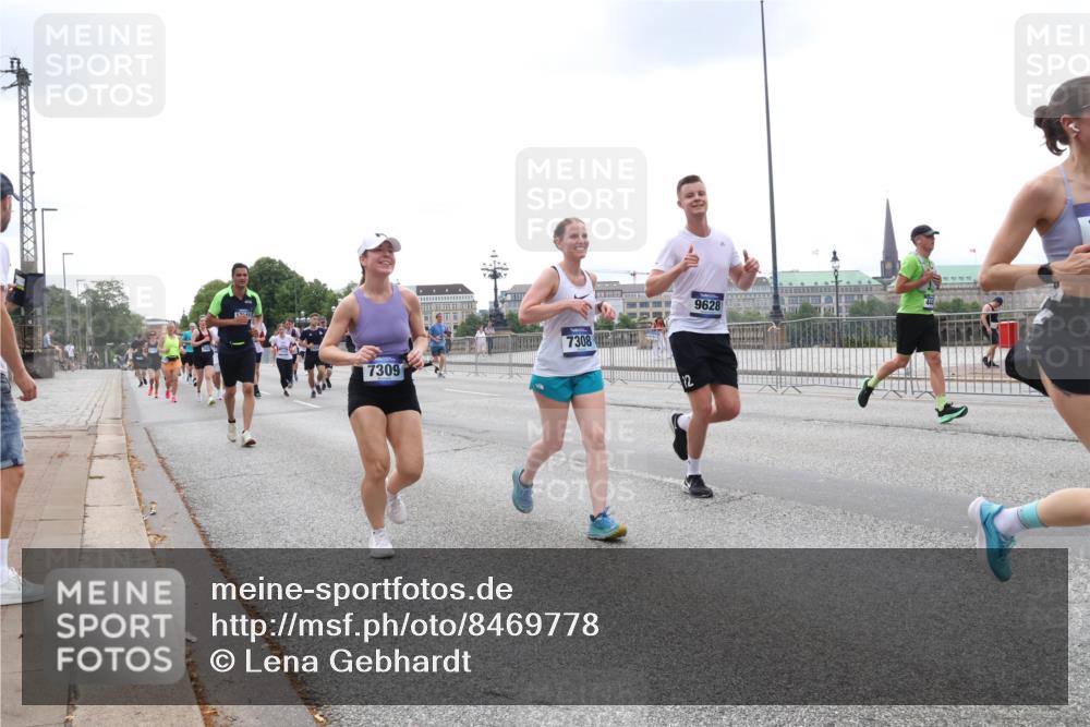 29.06.2025 - hella hamburg halbmarathon Lena Gebhardt http://msf.ph/oto/8469778 29.06.2025 10:32:53 Lombardsbrücke 1078, 1199, 1237, 1324, 1640, 1732, 2059, 2276, 2959, 3391, 3422, 3653, 3660, 3670, 3708, 3753, 3871, 4030, 4096, 4446, 4555, 4650, 5110, 5180, 5581, 5783, 5871, 5917, 5941, 6040, 6228, 6312, 6315, 6861, 7308, 7309, 7387, 7468, 7531, 7633, 7702, 7749, 7750, 7982, 8170, 8303, 8625, 8839, 8840, 9010, 9034, 9143, 9188, 9471, 9542, 9768, 10002, 10013, 10048, 10277, 11229, 11260, 11756, 12039, 12423, 12424, 14305, 14743, 15951 meine-sportfotos.de