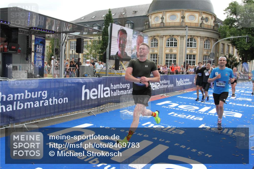 29.06.2025 - hella hamburg halbmarathon Michael Strokosch http://msf.ph/oto/8469783 29.06.2025 10:35:42 Ziel 4062, 10384, 12462, 12899, 14841, 16123, 18841 meine-sportfotos.de