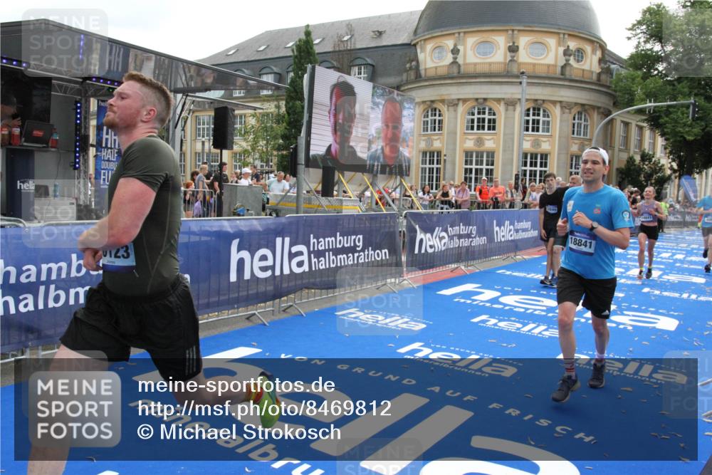 29.06.2025 - hella hamburg halbmarathon Michael Strokosch http://msf.ph/oto/8469812 29.06.2025 10:35:42 Ziel 4062, 10384, 12462, 12899, 14841, 16123, 18841 meine-sportfotos.de