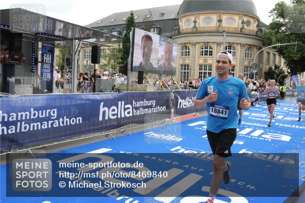 29.06.2025 - hella hamburg halbmarathon Michael Strokosch http://msf.ph/oto/8469840 29.06.2025 10:35:43 Ziel 4062, 10384, 12462, 12899, 14841, 16123, 18841 meine-sportfotos.de