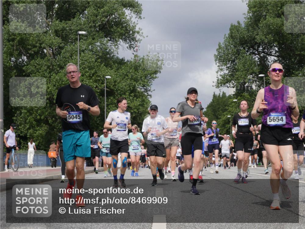29.06.2025 - hella hamburg halbmarathon Luisa Fischer http://msf.ph/oto/8469909 29.06.2025 10:43:34 Kennedybrücke 5045, 10833, 99, 9974, 906, 189, 1899, 9187, 12364, 5654, 13466, 1291, 1586, 1899, 2515, 2572, 4271, 5263, 5654, 5901, 5975, 6673, 6920, 7174, 8107, 8984, 9187, 9468, 9495, 10806, 10833 meine-sportfotos.de
