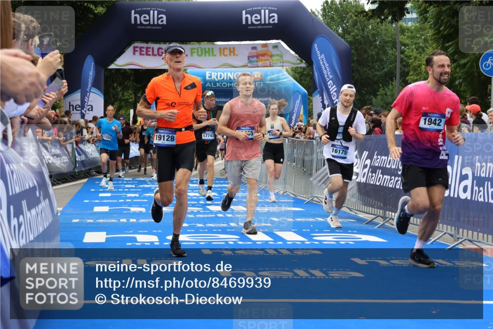 29.06.2025 - hella hamburg halbmarathon Strokosch-Dieckow http://msf.ph/oto/8469939 29.06.2025 10:46:41 Ziel 1920, 1942, 3976, 6630, 9051, 11858, 13525, 13554, 13940, 14541, 15026, 15133, 15714, 15900, 16175, 17353, 17669, 17743, 17865, 18297, 19128 meine-sportfotos.de
