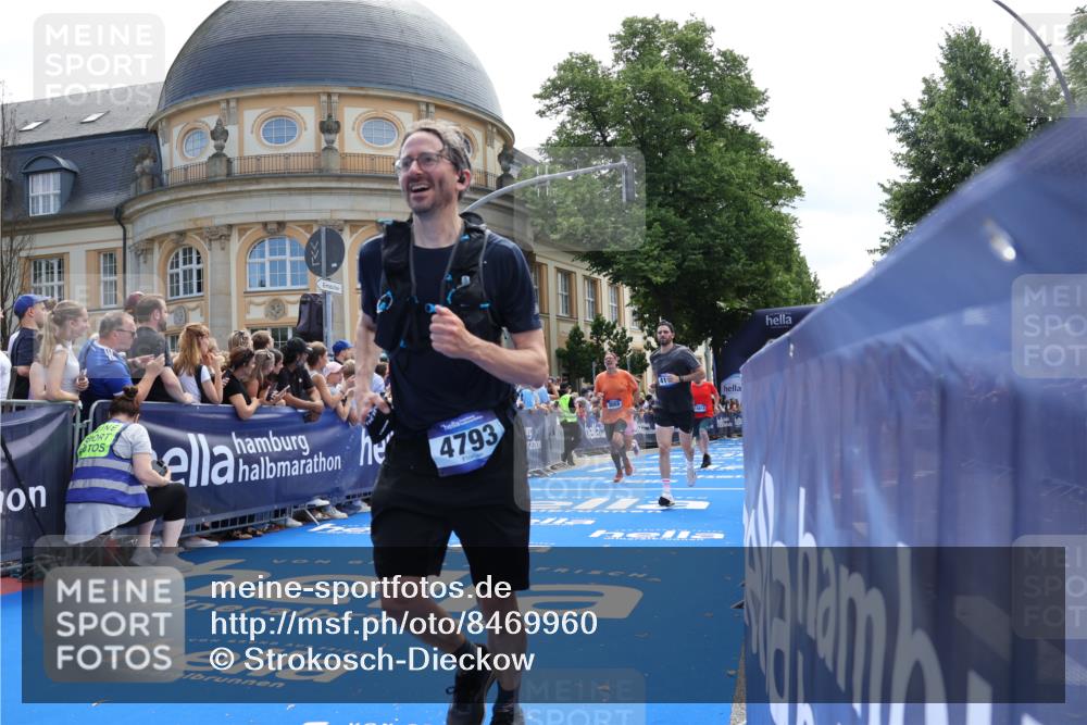 29.06.2025 - hella hamburg halbmarathon Strokosch-Dieckow http://msf.ph/oto/8469960 29.06.2025 11:25:33 Ziel 3088, 4113, 4793, 5035, 5041, 6160, 6676, 9642, 12996, 13206, 14055, 14095, 14143, 15129, 15608, 16487, 16838, 18818 meine-sportfotos.de