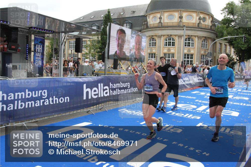 29.06.2025 - hella hamburg halbmarathon Michael Strokosch http://msf.ph/oto/8469971 29.06.2025 10:35:44 Ziel 4062, 12462, 12899, 14841, 16119, 16123, 18841 meine-sportfotos.de