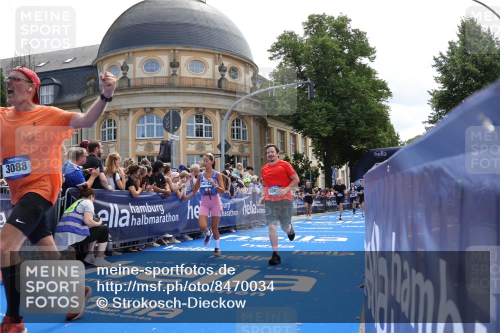 29.06.2025 - hella hamburg halbmarathon Strokosch-Dieckow http://msf.ph/oto/8470034 29.06.2025 11:25:36 Ziel 3088, 4113, 4793, 6160, 6287, 8127, 10172, 12996, 14095, 14143, 15129, 16838, 18818 meine-sportfotos.de