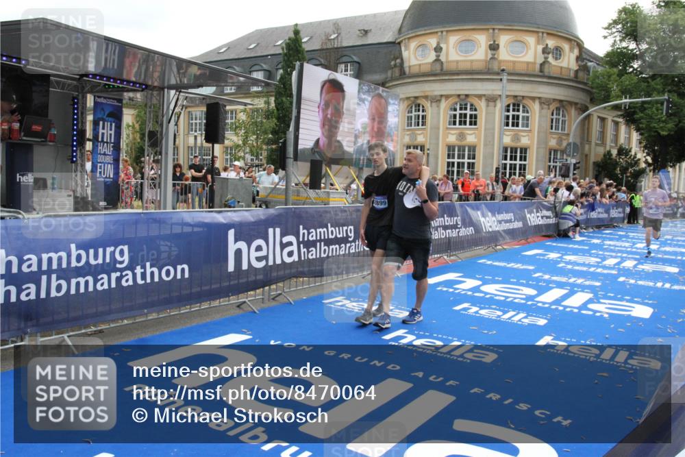 29.06.2025 - hella hamburg halbmarathon Michael Strokosch http://msf.ph/oto/8470064 29.06.2025 10:35:45 Ziel 4062, 12462, 12899, 14841, 16119, 18841 meine-sportfotos.de