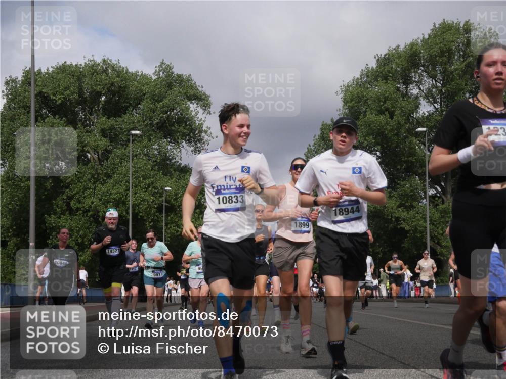 29.06.2025 - hella hamburg halbmarathon Luisa Fischer http://msf.ph/oto/8470073 29.06.2025 10:43:38 Kennedybrücke 10849, 14327, 18101, 9971, 10833, 18944, 1899, 23, 1291, 1586, 1899, 2109, 2254, 2515, 2572, 3607, 4271, 5654, 5702, 5975, 6673, 6920, 7174, 8984, 9187, 9468, 9495, 9977, 10833 meine-sportfotos.de