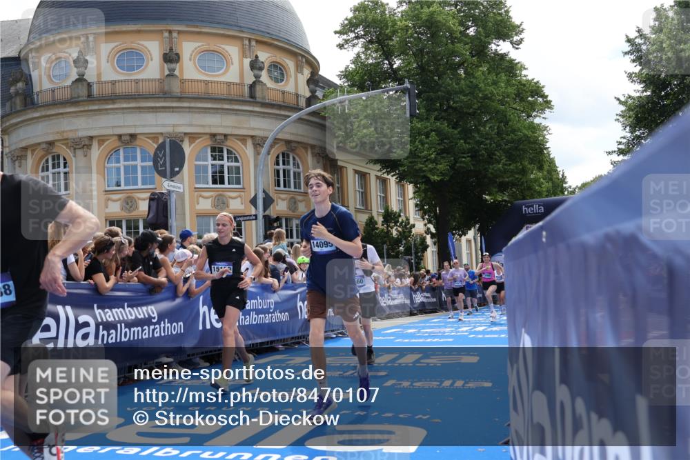29.06.2025 - hella hamburg halbmarathon Strokosch-Dieckow http://msf.ph/oto/8470107 29.06.2025 11:25:40 Ziel 3088, 3247, 6160, 6287, 8127, 10172, 10754, 12996, 14095, 14143, 15129, 16838, 17593, 17594, 18818 meine-sportfotos.de