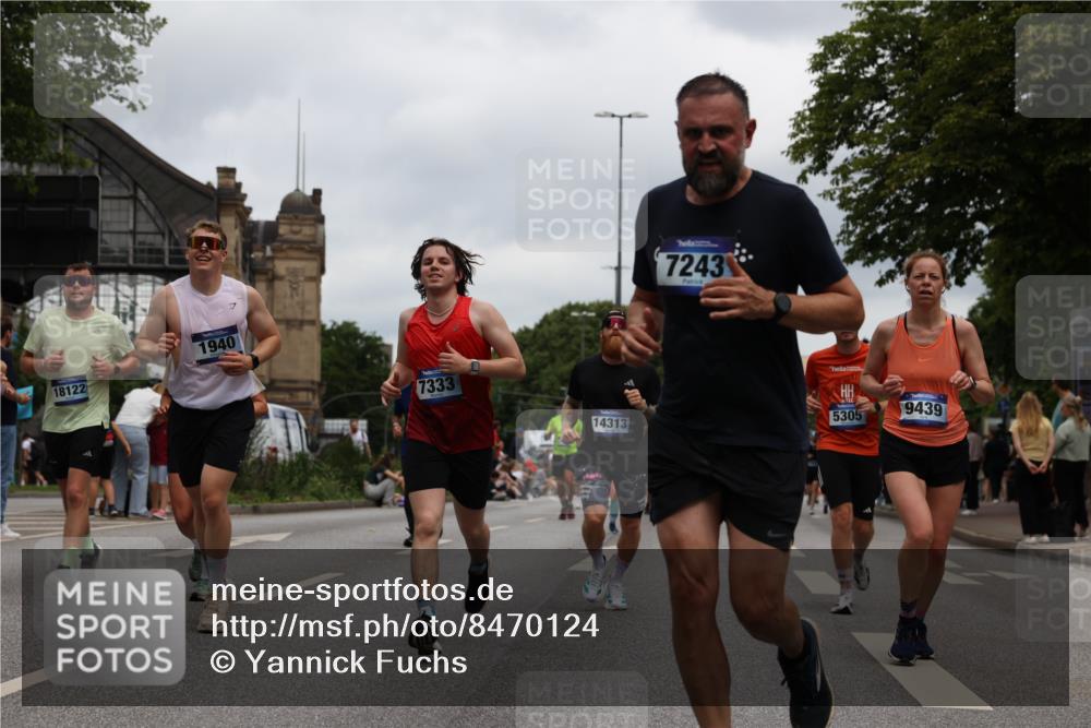 29.06.2025 - hella hamburg halbmarathon Yannick Fuchs http://msf.ph/oto/8470124 29.06.2025 10:57:35 20KM 1184, 1316, 1722, 1724, 1940, 1992, 2424, 2685, 3360, 4328, 4370, 5305, 5384, 5734, 6631, 7243, 7290, 7333, 8822, 9124, 9439, 9681, 10128, 10705, 10766, 10866, 11527, 11657, 11771, 12315, 12316, 12513, 12662, 13171, 13528, 13551, 14135, 14313, 14493, 15137, 15516, 15532, 15550, 15897, 16424, 16426, 16478, 16639, 16872, 17071, 17437, 17757, 17894, 18028, 18122, 18355, 18717 meine-sportfotos.de