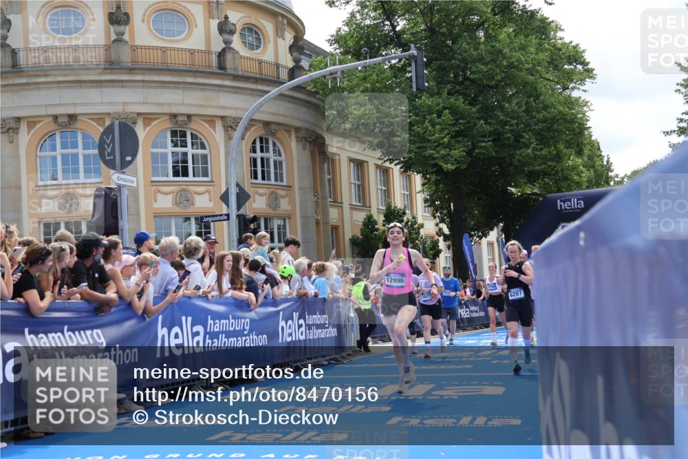 29.06.2025 - hella hamburg halbmarathon Strokosch-Dieckow http://msf.ph/oto/8470156 29.06.2025 11:25:42 Ziel 2925, 3247, 6160, 6287, 8127, 10167, 10172, 10754, 12996, 14095, 15129, 16838, 17080, 17593, 17594 meine-sportfotos.de