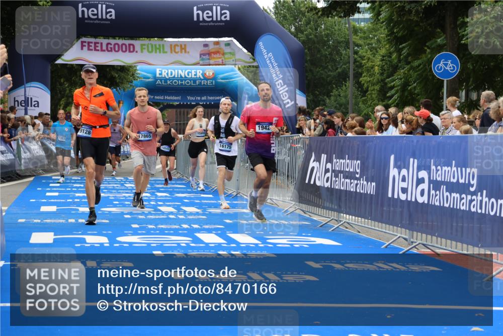 29.06.2025 - hella hamburg halbmarathon Strokosch-Dieckow http://msf.ph/oto/8470166 29.06.2025 10:46:40 Ziel 1920, 1942, 3976, 6630, 9051, 11858, 13525, 13554, 14541, 15026, 15133, 15206, 15714, 15900, 16175, 17353, 17669, 17743, 17865, 18297, 19128 meine-sportfotos.de