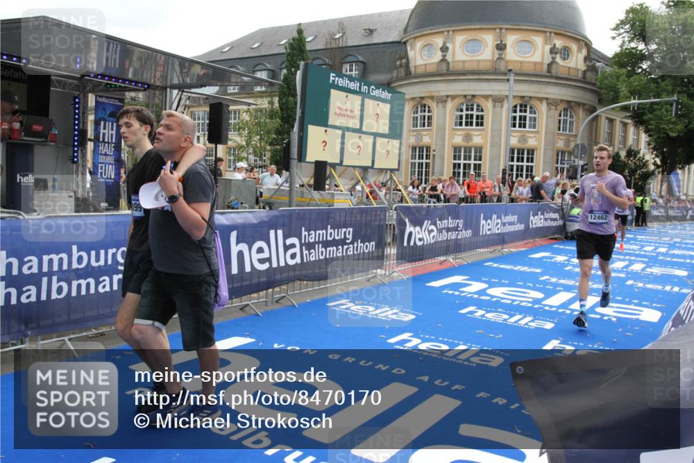 29.06.2025 - hella hamburg halbmarathon Michael Strokosch http://msf.ph/oto/8470170 29.06.2025 10:35:48 Ziel 12462, 12899, 16119 meine-sportfotos.de