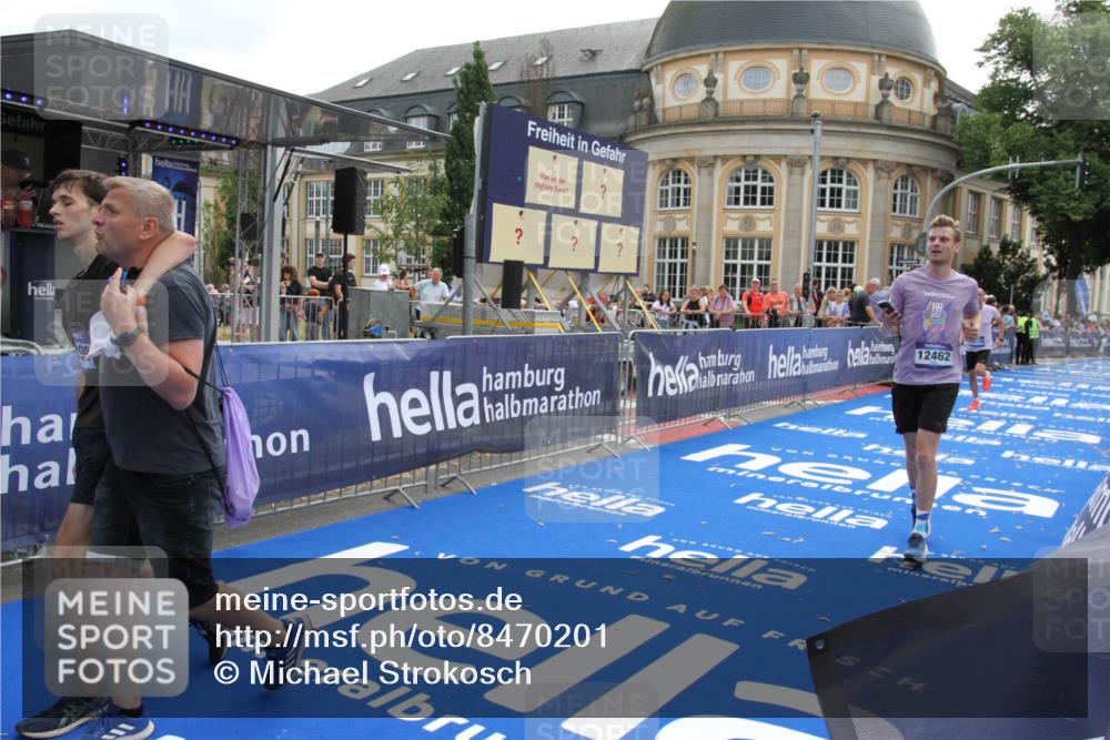 29.06.2025 - hella hamburg halbmarathon Michael Strokosch http://msf.ph/oto/8470201 29.06.2025 10:35:48 Ziel 12462, 12899, 16119 meine-sportfotos.de