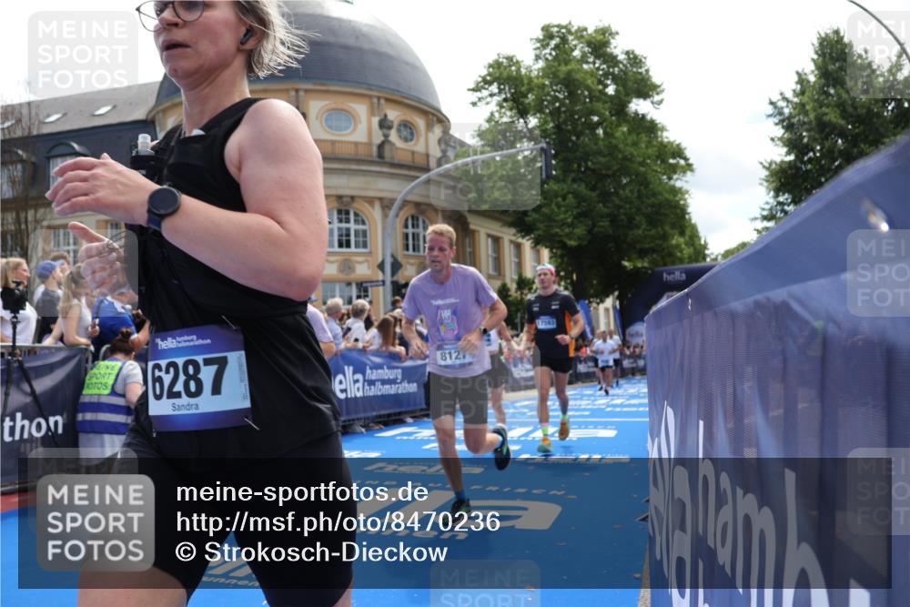 29.06.2025 - hella hamburg halbmarathon Strokosch-Dieckow http://msf.ph/oto/8470236 29.06.2025 11:25:45 Ziel 1048, 2925, 3247, 3363, 6160, 6287, 8127, 10167, 10172, 10754, 10966, 12996, 15129, 17080, 17593, 17594, 18755 meine-sportfotos.de