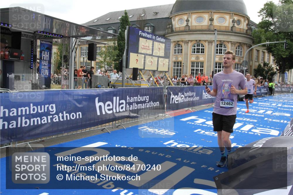 29.06.2025 - hella hamburg halbmarathon Michael Strokosch http://msf.ph/oto/8470240 29.06.2025 10:35:49 Ziel 3843, 12462, 12899, 16119 meine-sportfotos.de