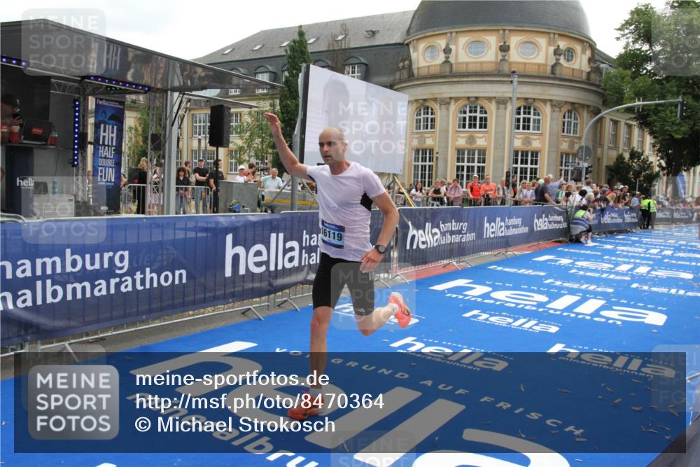 29.06.2025 - hella hamburg halbmarathon Michael Strokosch http://msf.ph/oto/8470364 29.06.2025 10:35:51 Ziel 3843, 13252, 15161, 16119 meine-sportfotos.de