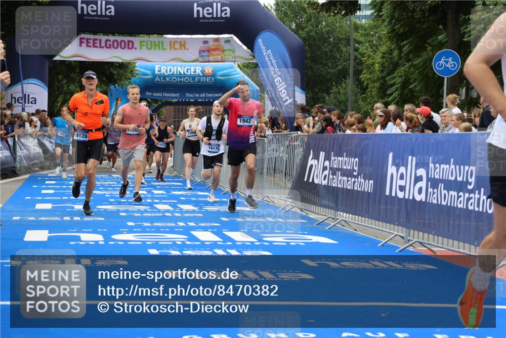 29.06.2025 - hella hamburg halbmarathon Strokosch-Dieckow http://msf.ph/oto/8470382 29.06.2025 10:46:40 Ziel 1920, 1942, 3976, 6630, 9051, 11858, 13525, 13554, 14541, 15026, 15133, 15206, 15714, 15900, 16175, 17353, 17669, 17743, 17865, 18297, 19128 meine-sportfotos.de