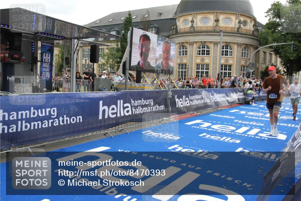 29.06.2025 - hella hamburg halbmarathon Michael Strokosch http://msf.ph/oto/8470393 29.06.2025 10:35:54 Ziel 3843, 13252, 15161 meine-sportfotos.de
