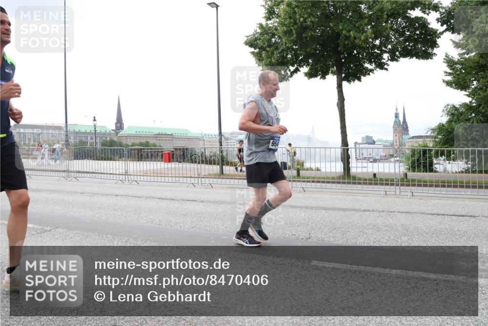 29.06.2025 - hella hamburg halbmarathon Lena Gebhardt http://msf.ph/oto/8470406 29.06.2025 10:32:56 Lombardsbrücke 954, 1078, 1199, 1237, 1324, 1732, 2038, 2054, 2059, 2276, 2959, 3391, 3422, 3653, 3660, 3670, 3708, 3753, 3871, 4030, 4096, 4446, 4555, 4650, 5110, 5180, 5581, 5783, 5871, 5917, 6040, 6228, 6312, 6315, 6861, 7308, 7309, 7387, 7531, 7633, 7702, 7749, 7750, 7982, 8170, 8595, 8839, 9010, 9034, 9143, 9188, 9289, 9471, 9542, 9768, 10002, 10013, 10048, 10277, 11229, 11260, 11713, 11756, 12039, 12423, 12424, 14305, 14743, 15951 meine-sportfotos.de