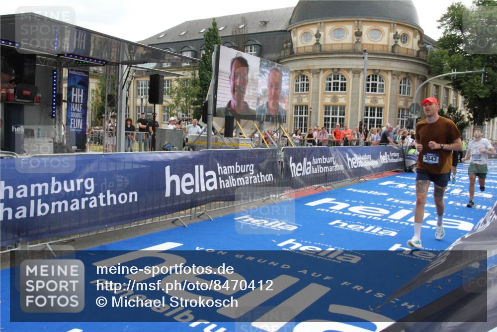 29.06.2025 - hella hamburg halbmarathon Michael Strokosch http://msf.ph/oto/8470412 29.06.2025 10:35:55 Ziel 3843, 13252, 15161 meine-sportfotos.de