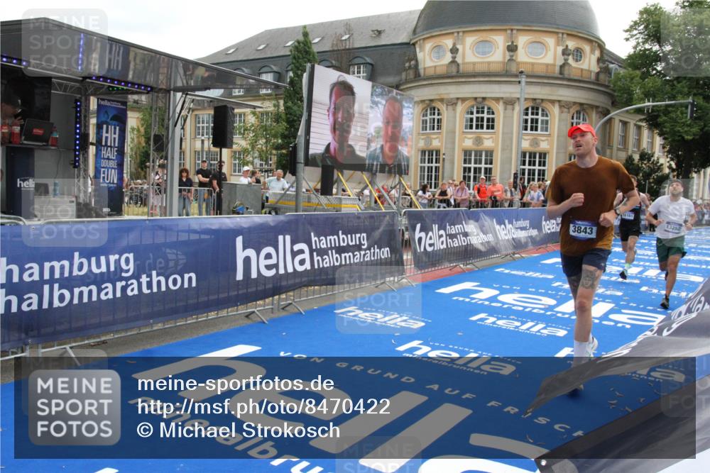 29.06.2025 - hella hamburg halbmarathon Michael Strokosch http://msf.ph/oto/8470422 29.06.2025 10:35:55 Ziel 3843, 13252, 15161 meine-sportfotos.de