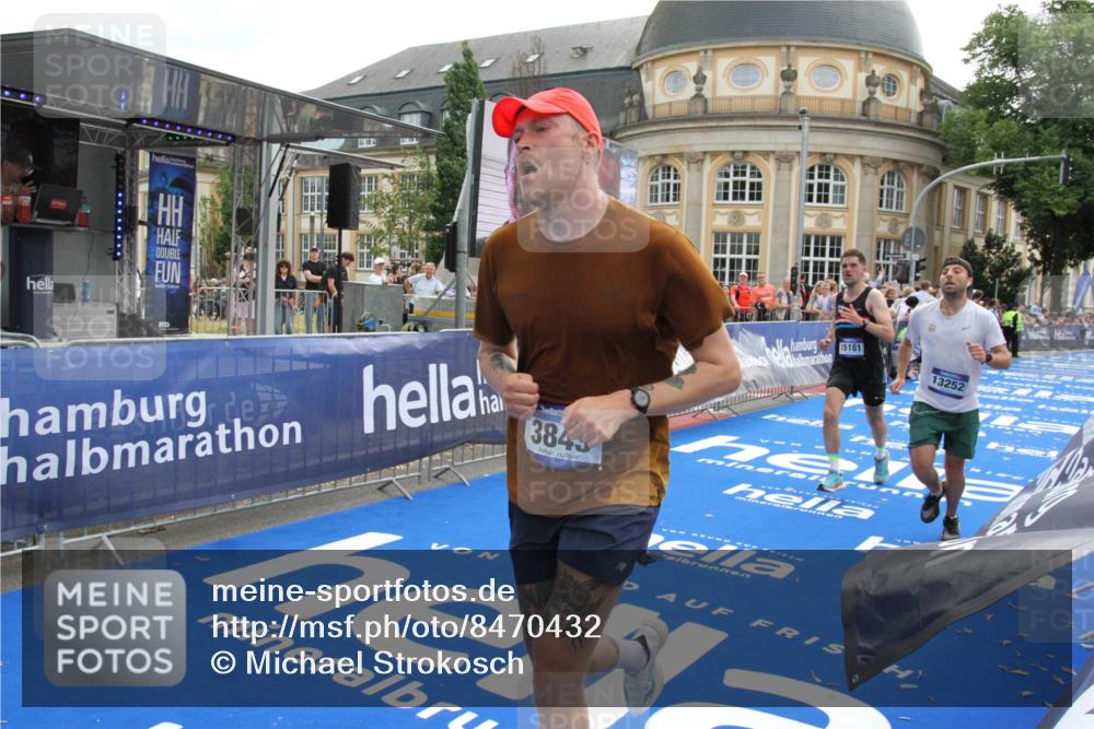 29.06.2025 - hella hamburg halbmarathon Michael Strokosch http://msf.ph/oto/8470432 29.06.2025 10:35:56 Ziel 3843, 13252, 15161 meine-sportfotos.de