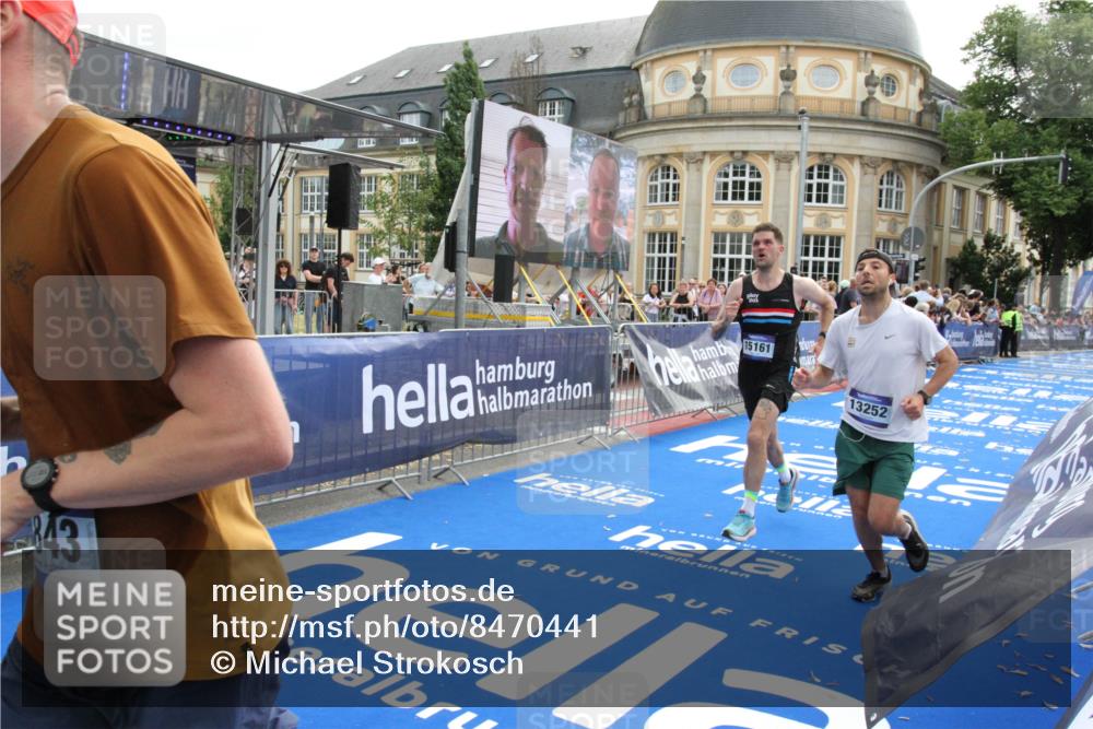 29.06.2025 - hella hamburg halbmarathon Michael Strokosch http://msf.ph/oto/8470441 29.06.2025 10:35:56 Ziel 3843, 13252, 15161 meine-sportfotos.de