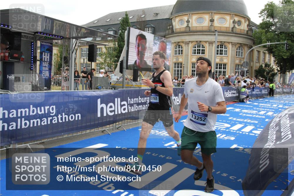 29.06.2025 - hella hamburg halbmarathon Michael Strokosch http://msf.ph/oto/8470450 29.06.2025 10:35:57 Ziel 3843, 13252, 15161 meine-sportfotos.de