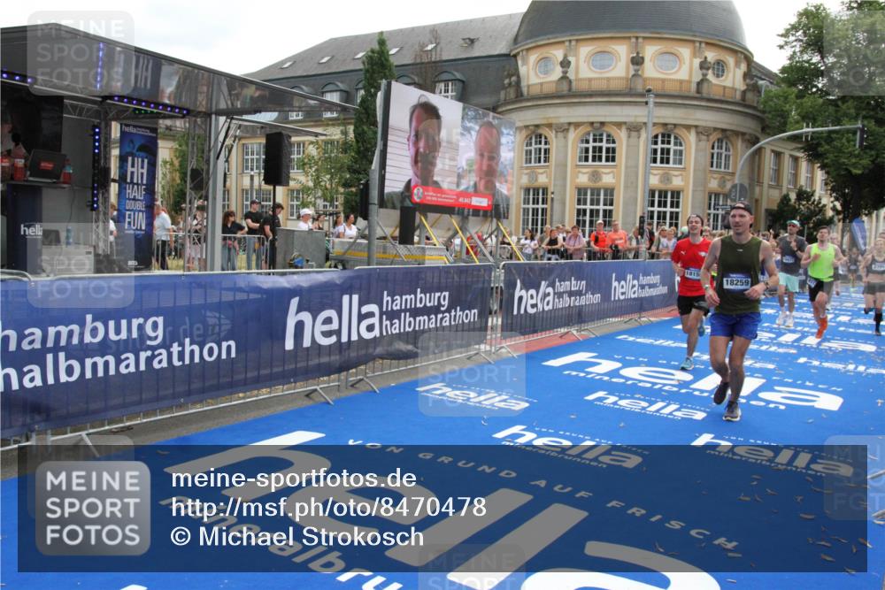 29.06.2025 - hella hamburg halbmarathon Michael Strokosch http://msf.ph/oto/8470478 29.06.2025 10:36:06 Ziel 2399, 9313, 10477, 12168, 12488, 13419, 14875, 17217, 18156, 18259 meine-sportfotos.de