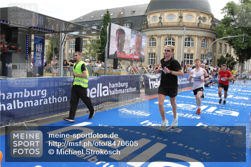 29.06.2025 - hella hamburg halbmarathon Michael Strokosch http://msf.ph/oto/8470605 29.06.2025 10:36:10 Ziel 2399, 6032, 6990, 9313, 10477, 12168, 12447, 12488, 13419, 14875, 17078, 17217, 17691, 18156, 18600 meine-sportfotos.de
