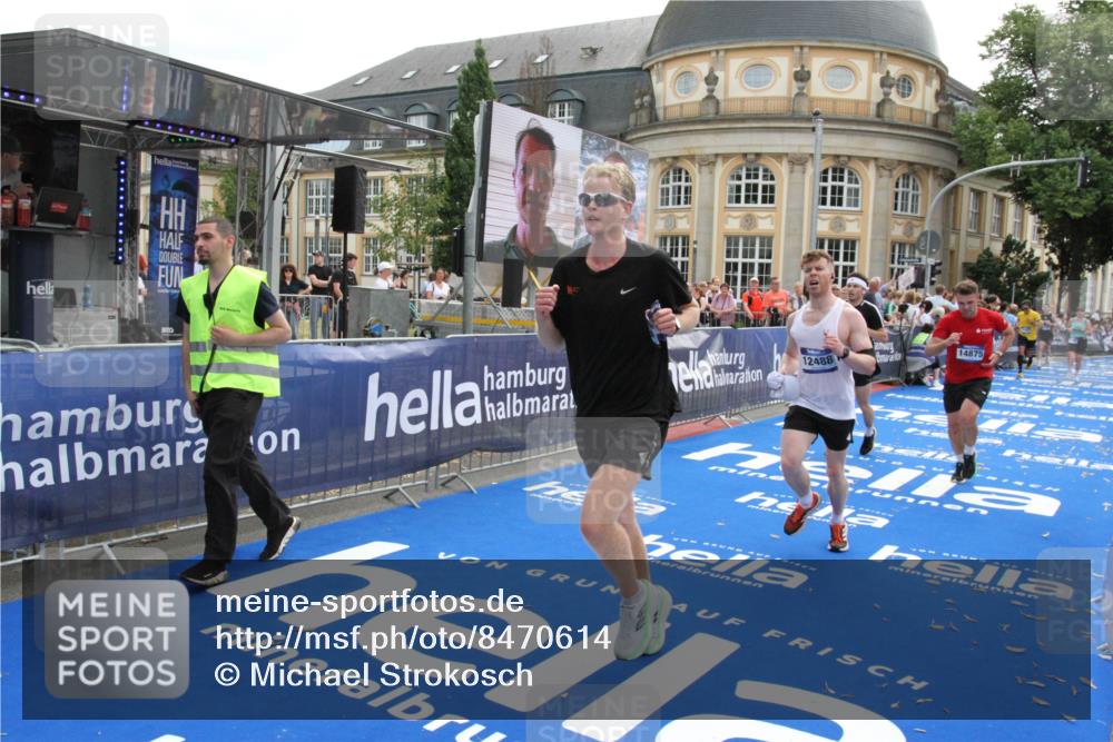 29.06.2025 - hella hamburg halbmarathon Michael Strokosch http://msf.ph/oto/8470614 29.06.2025 10:36:10 Ziel 2399, 6032, 6990, 9313, 10477, 12168, 12447, 12488, 13419, 14875, 17078, 17217, 17691, 18156, 18600 meine-sportfotos.de