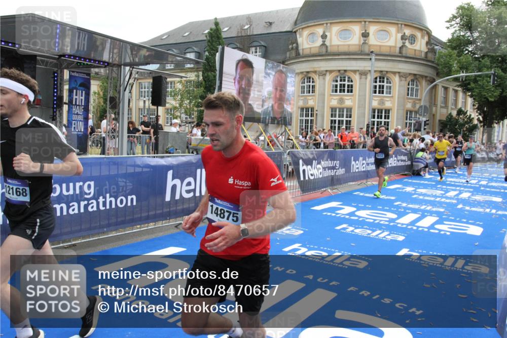 29.06.2025 - hella hamburg halbmarathon Michael Strokosch http://msf.ph/oto/8470657 29.06.2025 10:36:12 Ziel 2774, 6032, 6990, 12168, 12447, 12488, 13419, 14601, 14875, 15115, 17078, 17329, 17691, 18600 meine-sportfotos.de