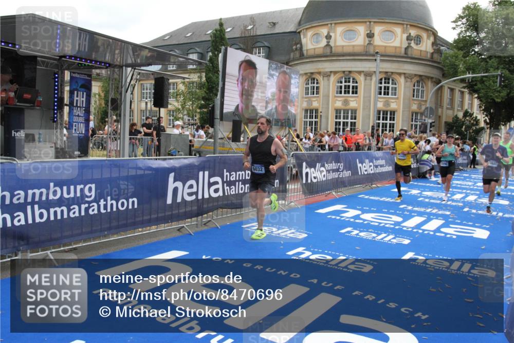29.06.2025 - hella hamburg halbmarathon Michael Strokosch http://msf.ph/oto/8470696 29.06.2025 10:36:13 Ziel 2774, 6032, 6990, 12168, 12447, 12488, 14601, 14875, 15115, 17078, 17329, 17691, 18600 meine-sportfotos.de