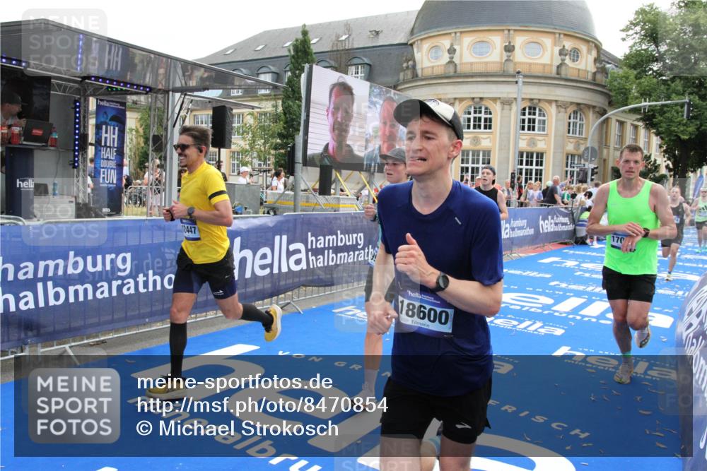 29.06.2025 - hella hamburg halbmarathon Michael Strokosch http://msf.ph/oto/8470854 29.06.2025 10:36:16 Ziel 2774, 6032, 6829, 6990, 6993, 12447, 13991, 14601, 15115, 15348, 17078, 17329, 17691, 18600 meine-sportfotos.de