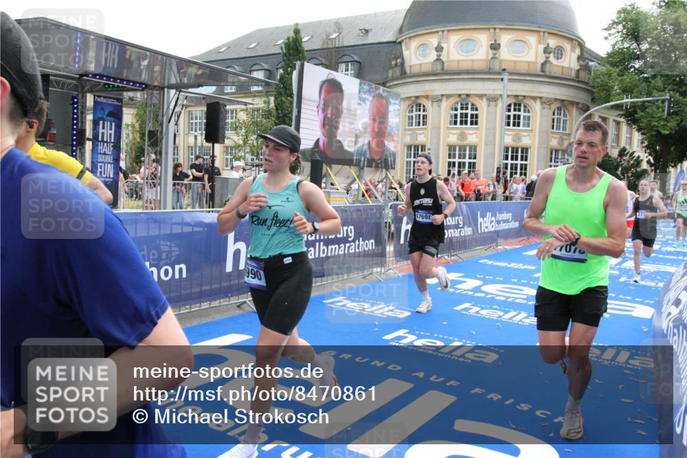 29.06.2025 - hella hamburg halbmarathon Michael Strokosch http://msf.ph/oto/8470861 29.06.2025 10:36:16 Ziel 2774, 6032, 6829, 6990, 6993, 12447, 13991, 14601, 15115, 15348, 17078, 17329, 17691, 18600 meine-sportfotos.de