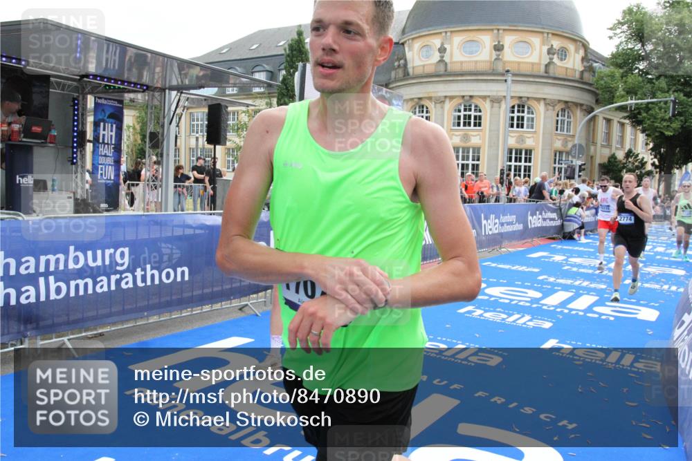 29.06.2025 - hella hamburg halbmarathon Michael Strokosch http://msf.ph/oto/8470890 29.06.2025 10:36:16 Ziel 2774, 6032, 6829, 6990, 6993, 12447, 13991, 14601, 15115, 15348, 17078, 17329, 17691, 18600 meine-sportfotos.de