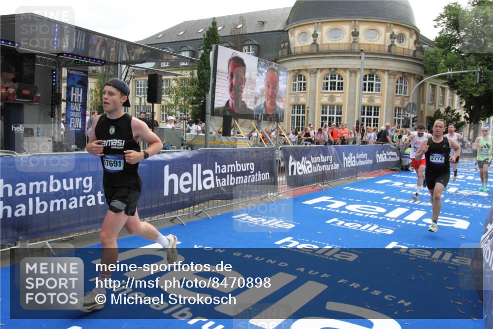 29.06.2025 - hella hamburg halbmarathon Michael Strokosch http://msf.ph/oto/8470898 29.06.2025 10:36:17 Ziel 2774, 6829, 6990, 6993, 12447, 13991, 14601, 15115, 15348, 17078, 17329, 17691, 18600 meine-sportfotos.de