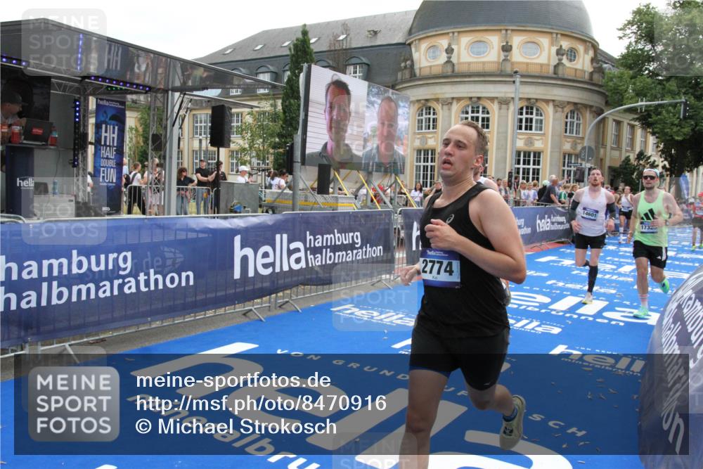 29.06.2025 - hella hamburg halbmarathon Michael Strokosch http://msf.ph/oto/8470916 29.06.2025 10:36:18 Ziel 2774, 6829, 6990, 6993, 12447, 13991, 14601, 15115, 15348, 16158, 17078, 17329, 17691 meine-sportfotos.de