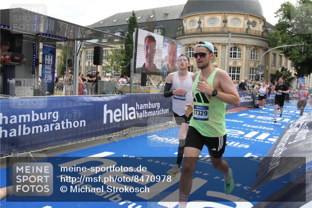 29.06.2025 - hella hamburg halbmarathon Michael Strokosch http://msf.ph/oto/8470978 29.06.2025 10:36:19 Ziel 2774, 6829, 6993, 13991, 14601, 15115, 15348, 16158, 17329, 17691 meine-sportfotos.de