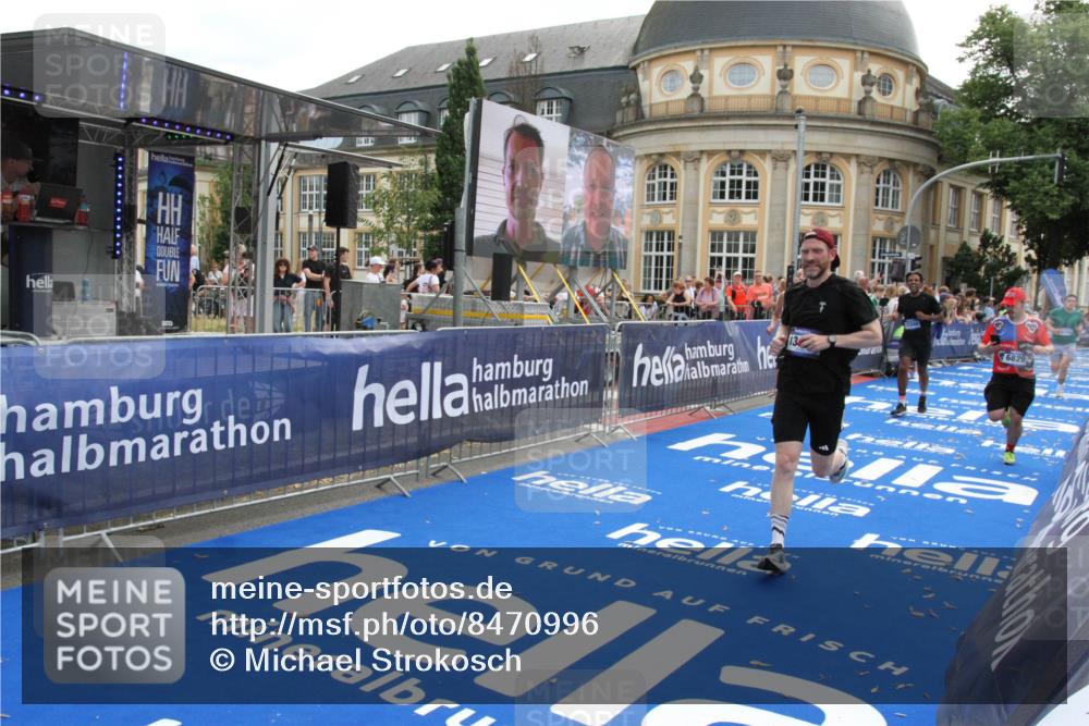 29.06.2025 - hella hamburg halbmarathon Michael Strokosch http://msf.ph/oto/8470996 29.06.2025 10:36:20 Ziel 2774, 6829, 6993, 12051, 13991, 14601, 15115, 15348, 16158, 17192, 17329 meine-sportfotos.de