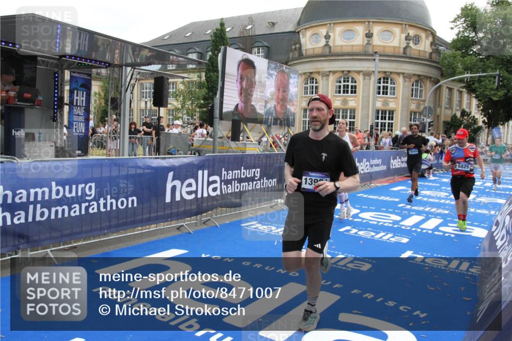 29.06.2025 - hella hamburg halbmarathon Michael Strokosch http://msf.ph/oto/8471007 29.06.2025 10:36:21 Ziel 6829, 6993, 12051, 13991, 14601, 15115, 15348, 16158, 17192, 17329 meine-sportfotos.de